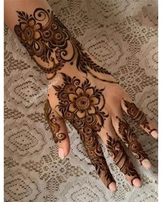 Ornate Bangle With Daisy Along Back Hand Mehndi Design Ornate Bangle With Daisy Along Back Hand Mehndi Design